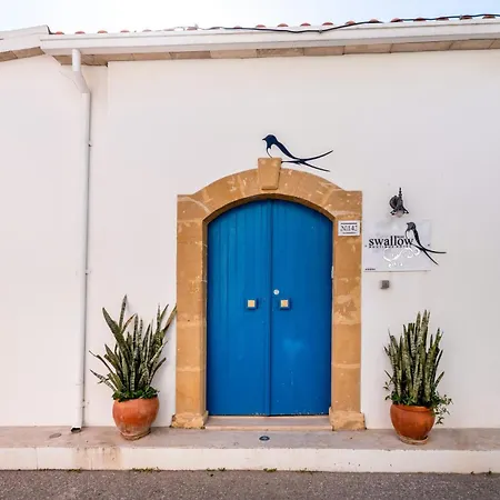 Cypriot Swallow Boutique לינה וארוחת בוקר 4*
